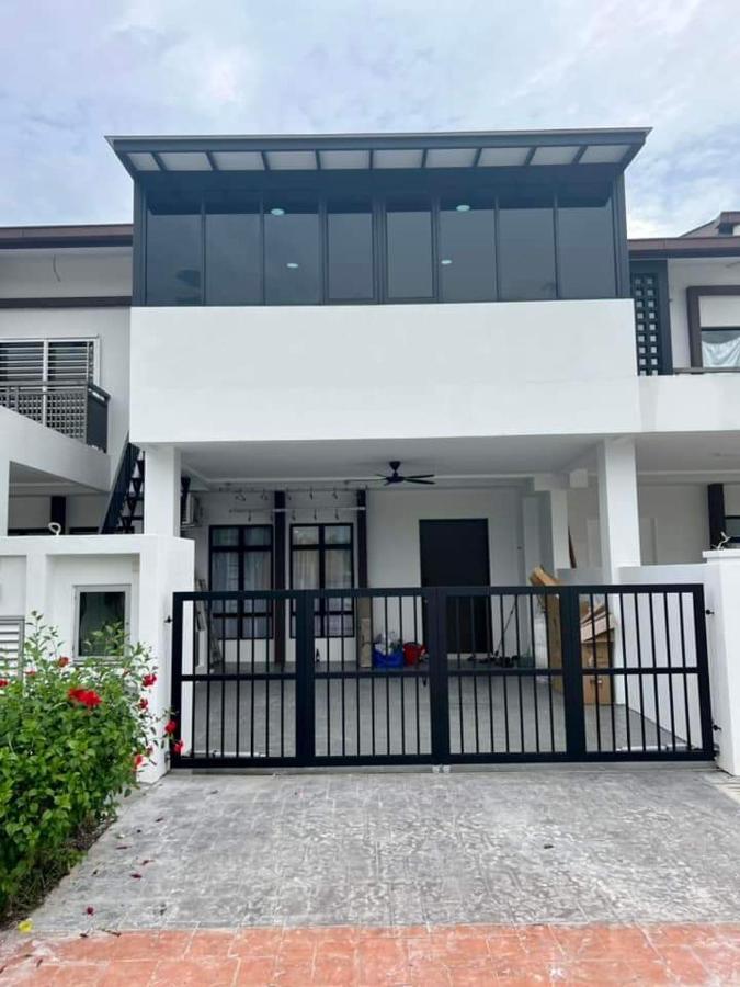 Faridz Homestay At Myra Saujana Kampong Simpang Empat Exterior photo